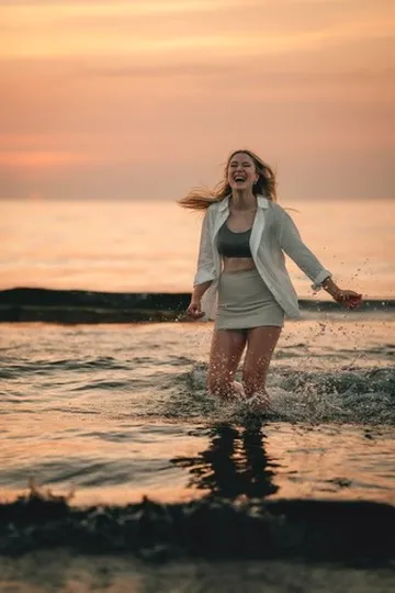 Dr. Verena Mann am Strand
