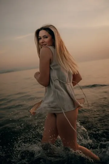 Dr. Verena Mann am Meer